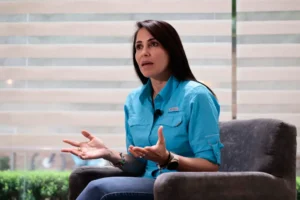 La candidata a la Presidencia de Ecuador por el partido Revolución Ciudadana, Luisa González, en una fotografía de archivo. EFE/José Méndez