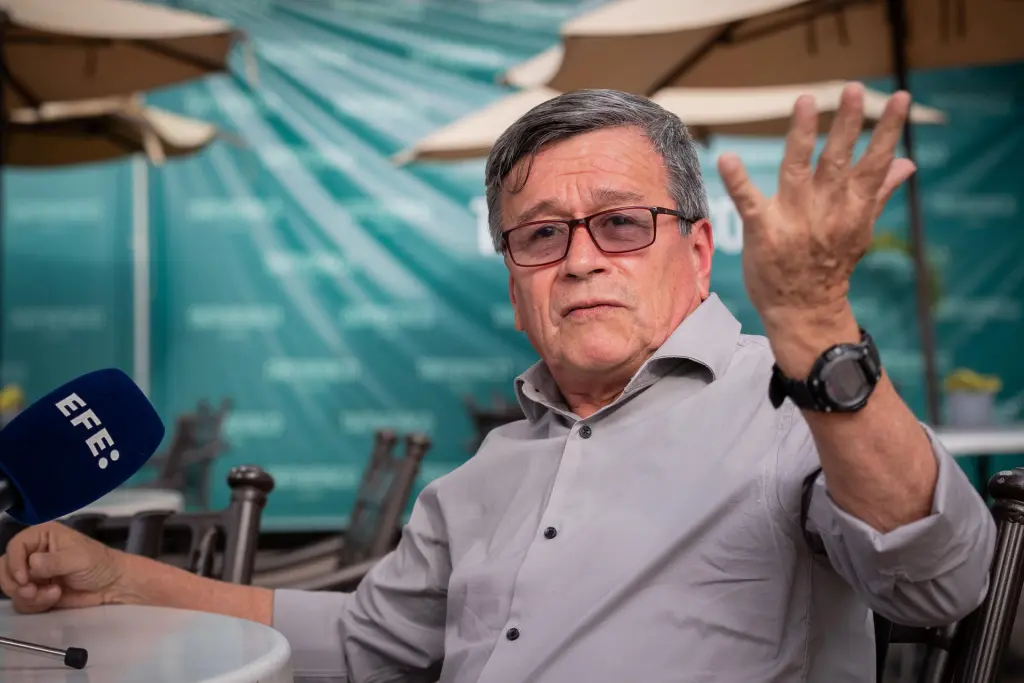 El jefe de la delegación del Ejército de Liberación Nacional (ELN) para los diálogos de paz con el Gobierno colombiano, Pablo Beltrán, habla durante una entrevista con EFE, en Caracas (Venezuela). EFE/Rayner Peña R.