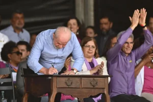 El presidente de Brasil, Luiz Inácio Lula da Silva, firma actos de gobierno durante la 7ª edición de la Marcha das Margaridas, en Brasília (Brasil). El presidente brasileño, Luiz Inácio Lula da Silva, firmó este miércoles un pacto contra los feminicidios, dentro de un paquete de medidas para apoyar a las mujeres campesinas. EFE/Andre Borges