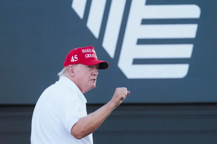 El expresidente de EE.UU. Donald J. Trump hace presencia en un torneo de golf en Bedminster, Nueva Jersey, el 13 de agosto de 2023. EFE/Justin Lane