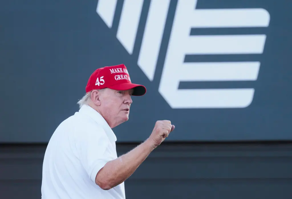 El expresidente de EE.UU. Donald J. Trump hace presencia en un torneo de golf en Bedminster, Nueva Jersey, el 13 de agosto de 2023. EFE/Justin Lane