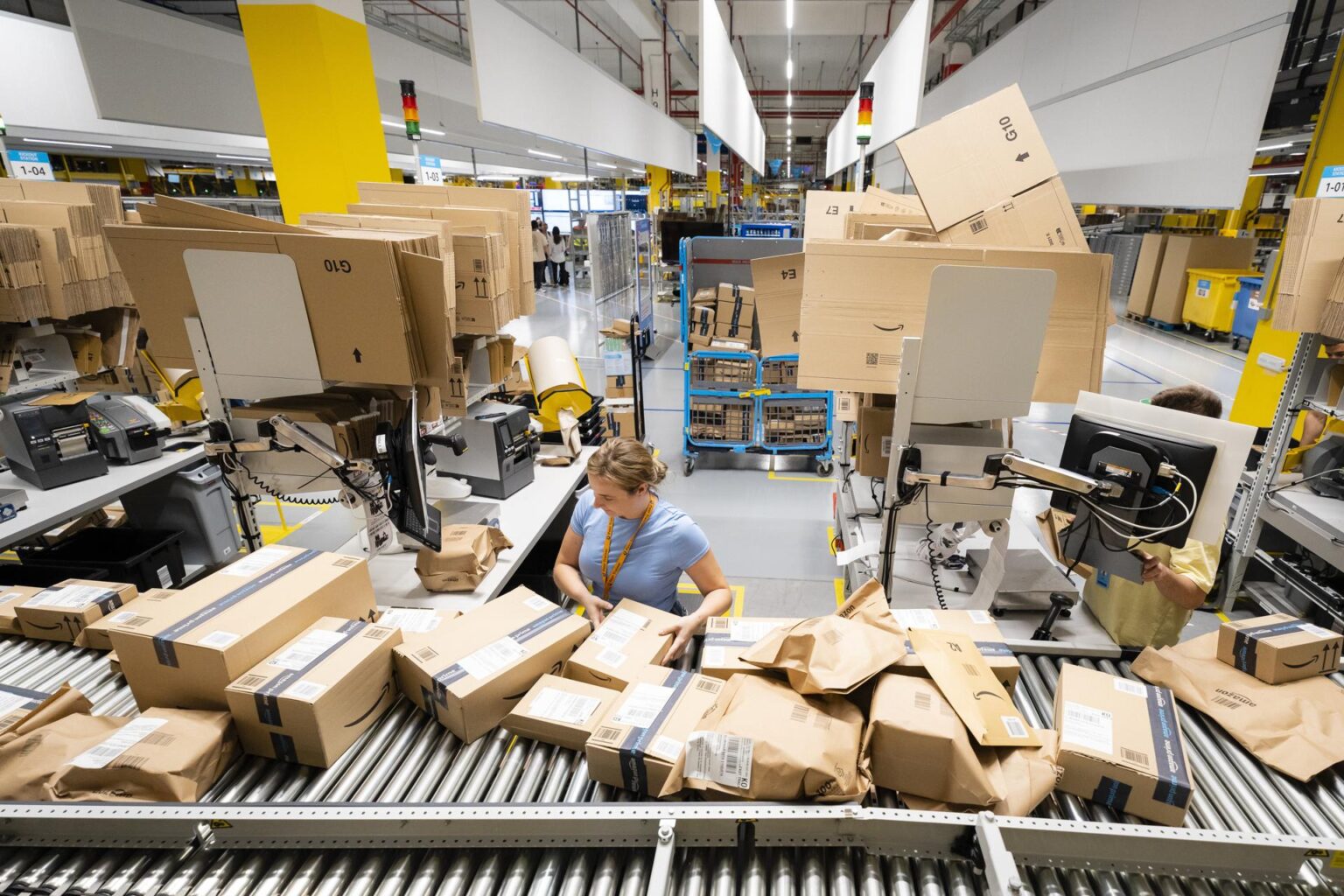 Centro logístico de Amazon en el Far d'Empordà (Girona).EFE/ David Borrat