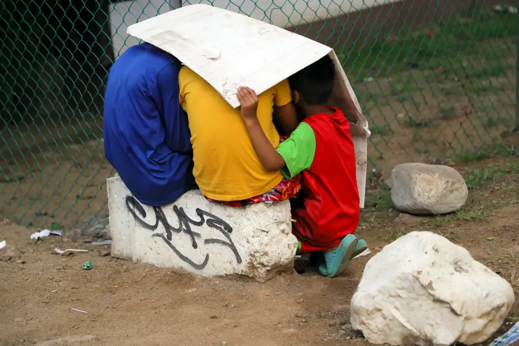 Niños pertenecientes a familias de migrantes juegan en el parque Monumento a la Madre en la ciudad de Danlí, al oriente de Honduras. EFE/Gustavo Amador