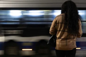 Una mujer espera en una de las paradas de autobús que forman parte del proyecto Abrigo Amigo, el 29 de agosto de 2023, en el centro de São Paulo (Brasil). EFE/Isaac Fontana