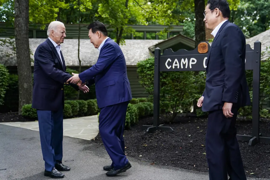 (I-D) El presidente de EE.UU., Joe Biden saluda al presidente de Corea del Sur Yoon Suk Yeol y el primer ministro japonés Fumio Kishida en Camp David (EE.UU.). EFE/EPA/NATHAN HOWARD / POOL