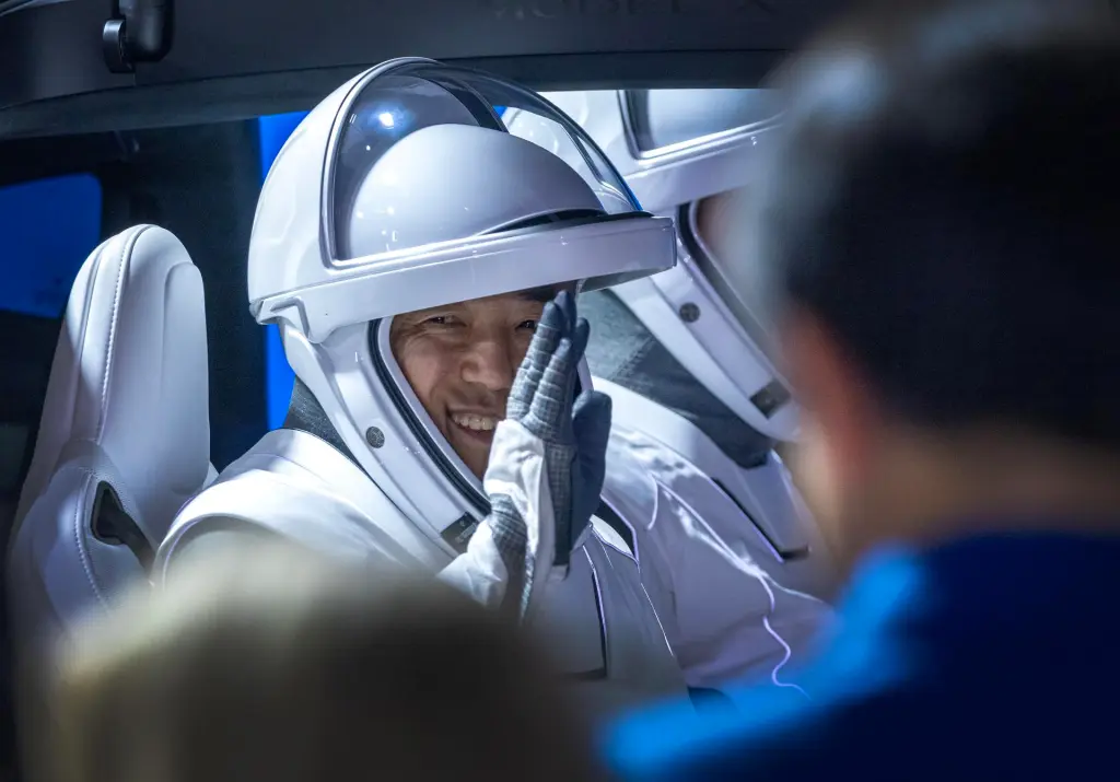 El astronauta Satoshi Furukawa, especialista de la misión JAXA (Agencia de Exploración Aeroespacial de Japón) y uno de los miembros de la Tripulación 7 de la NASA, gesticula durante la salida de la tripulación del Edificio de Operaciones y Revisión Neil A. Armstrong del Complejo de Lanzamiento 39A en Titusville, Florida, EE.UU., el 26 de agosto de 2023. EFE/CRISTOBAL HERRERA-ULASHKEVICH