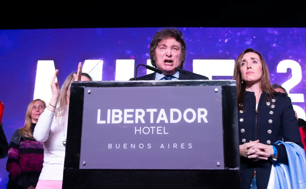 El economista ultraliberal Javier Milei habla durante un mitin tras conocer los resultados de las primarias, en Buenos Aires (Argentina). EFE/ Gala Abramovich