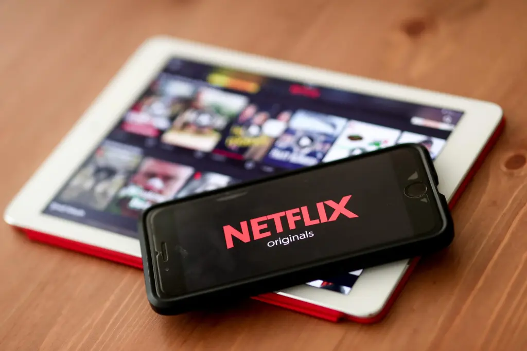 Vista del logo de Netflix en una tableta y teléfono móvil, en una fotografía de archivo. EFE/Sedat Suna