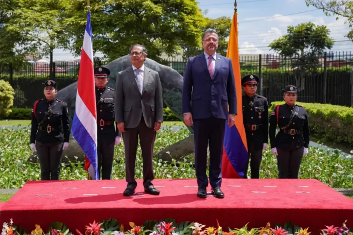 Fotografía cedida por la Casa Presidencial de Costa Rica que muestra al presidente costarricense Rodrigo Chaves (d) mientras recibe a su homólogo colombiano, Gustavo Petro (i), hoy, en San José (Costa Rica). EFE/ Johanfred Bonilla/ Cortesía Casa Presidencial