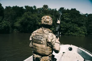 Fotografía sin fecha cedida por Policía Federal de Brasil que muestra un integrante de la Policía Federal mientras recorre una zona de la Amazonía. EFE/Policía Federal de Brasil
