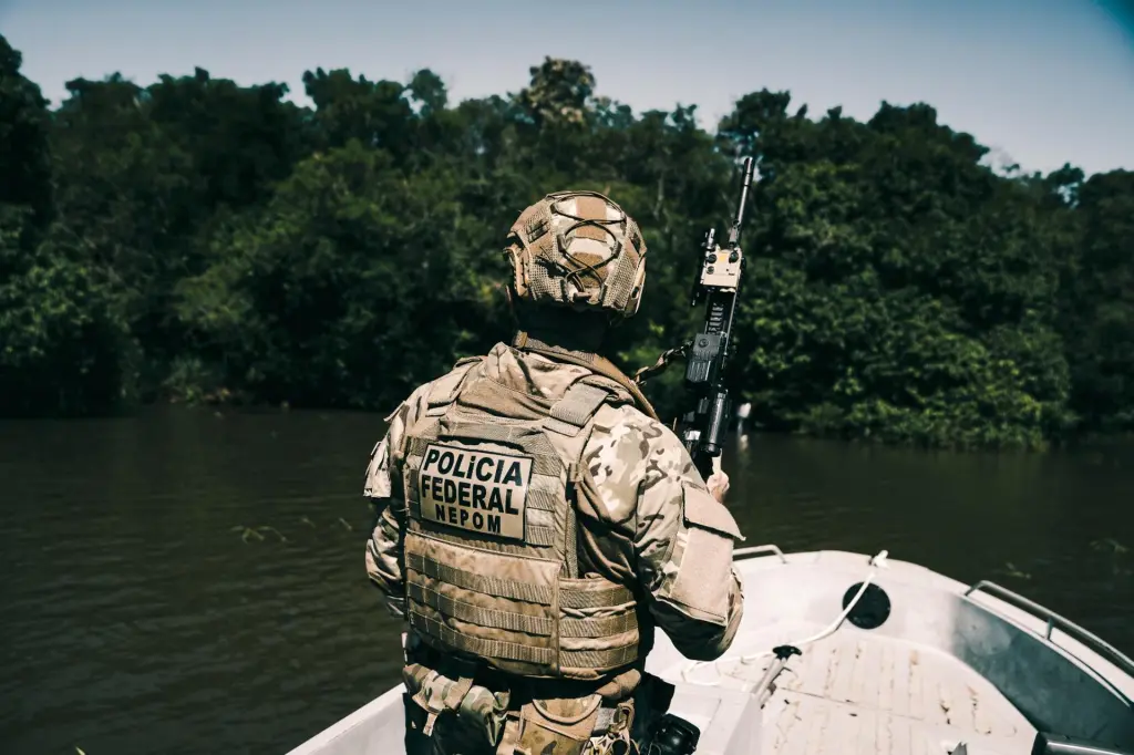 Fotografía sin fecha cedida por Policía Federal de Brasil que muestra un integrante de la Policía Federal mientras recorre una zona de la Amazonía. EFE/Policía Federal de Brasil