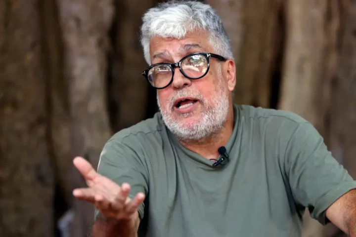 El director de cine cubano Juan Pin habla durante una entrevista con EFE, el 31 de julio de 2023, en La Habana (Cuba). EFE/Ernesto Mastrascusa