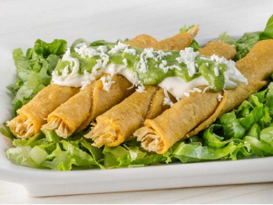 Flautas de pollo en salsa verde: así se prepara