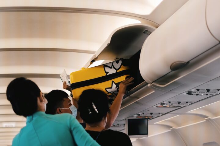 Si viajas en avión ten cuidado con vecinos muy conversadores o demasiado amistosos