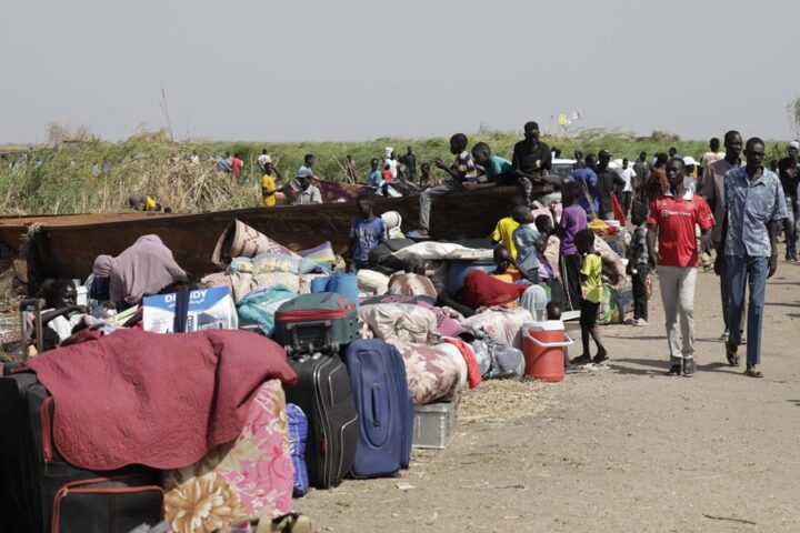 Los repatriados de Sudán del Sur permanecen en las cercanías del puerto fluvial de Renk. EFE/EPA/Amel Pain