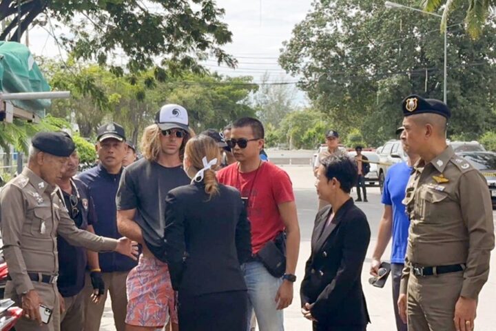 La policía de Tailandia junto al español Daniel Sancho (c), durante las investigaciones por el asesinato de un hombre colombiano. EFE/EPA/Royal Thai Police