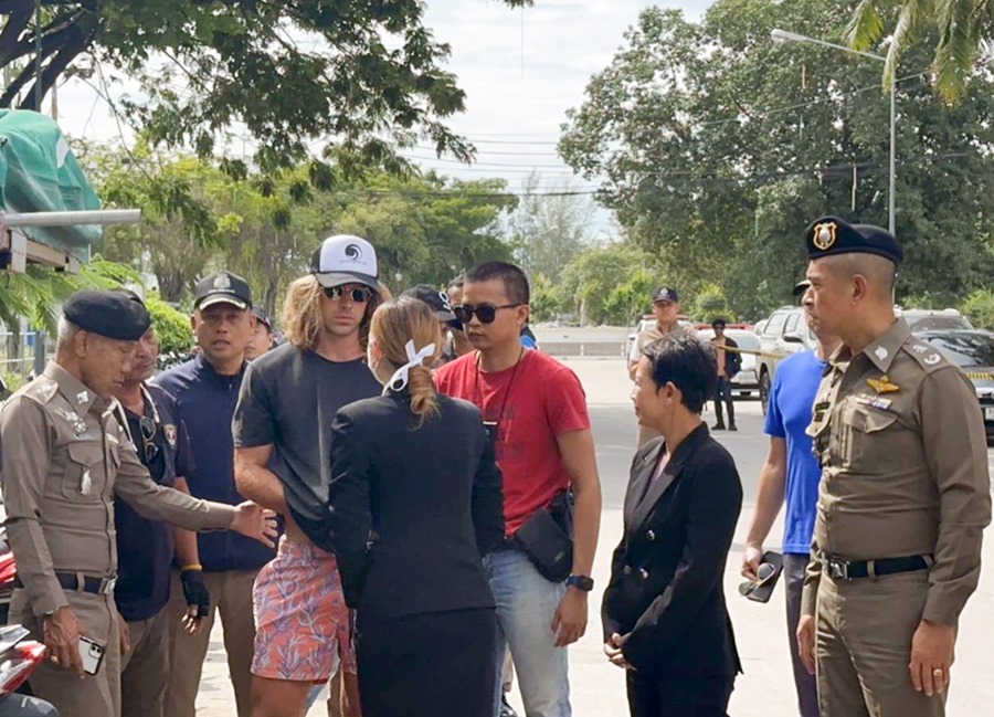 La policía de Tailandia junto al español Daniel Sancho (c), durante las investigaciones por el asesinato de un hombre colombiano. EFE/EPA/Royal Thai Police