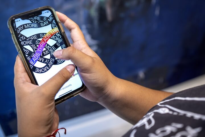 Un usuario con la aplicación de la nueva red social Threads, en una fotografía de archivo. EFE/Cristóbal Herrera