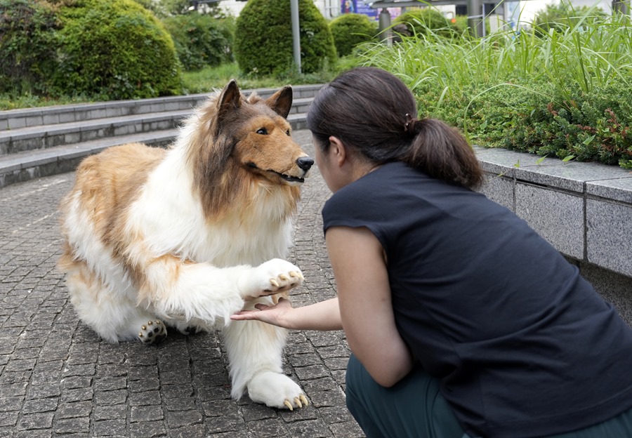 Una mujer interactúa con Toco en Tokio. EFE/EPA/Franck Robichon