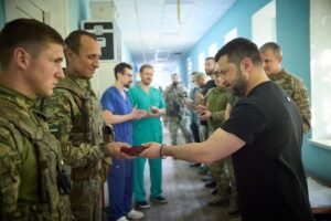 El presdidente de Ucrania, Volodymyr Zelenski (d), otorga medallas al valor a soldados en un hospital de Zaporiyia. EFE/EPA/Office of the President of Ukraine