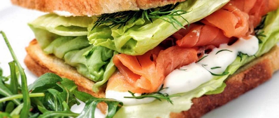 Sándwich de salmón ahumado y queso crema