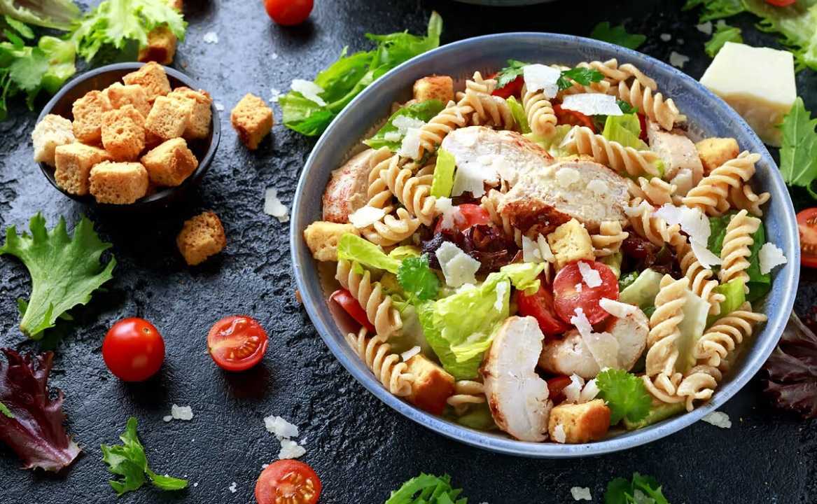 Ensalada fría de pollo y pasta: delicioso plato para el fin de semana