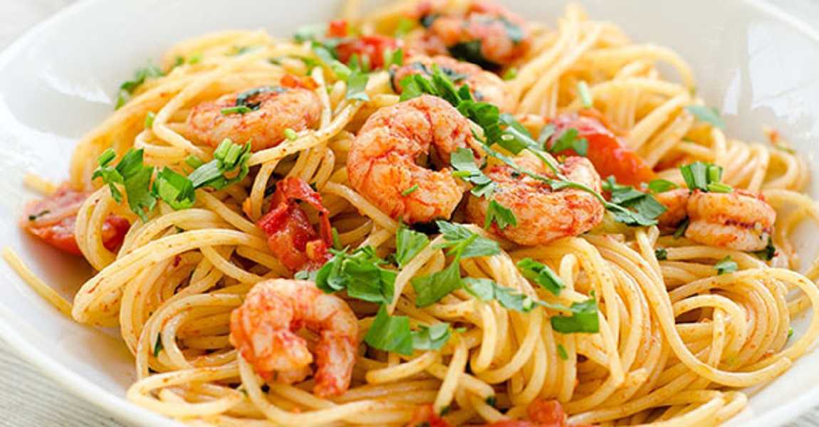 Espagueti con camarones y salsa de limón, así se prepara