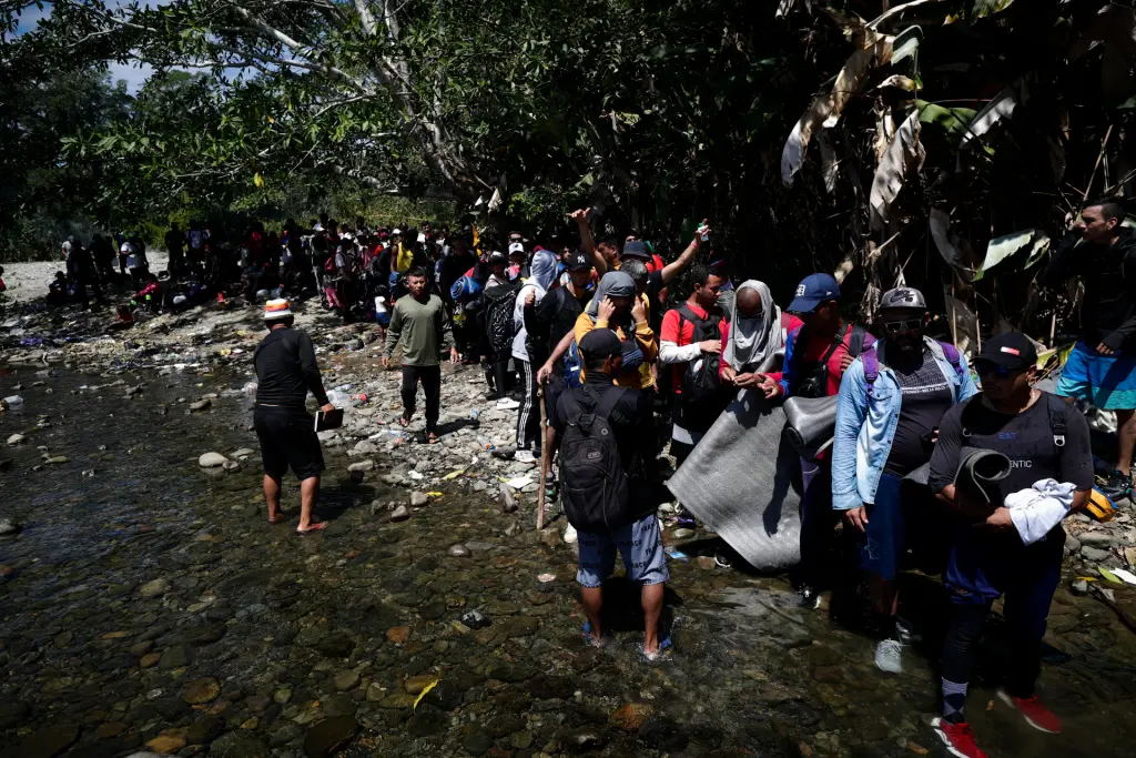 Migrantes esperan para ser trasladados en canoa desde la Quebrada León hasta la comunidad de Bajo Chiquito, en Darién (Panamá). EFE/Bienvenido Velasco