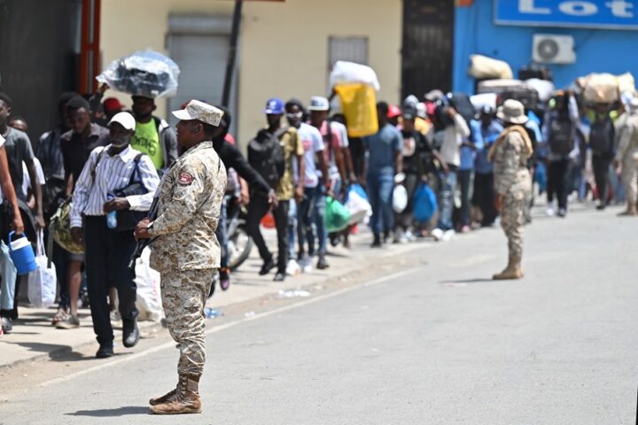 Cientos de haitianos abandonan República Dominicana cargando unas pocas pertenencias hoy, en Dajabón. EFE/Jorge Báez
