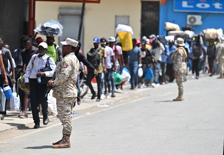 Cientos de haitianos abandonan República Dominicana cargando unas pocas pertenencias hoy, en Dajabón. EFE/Jorge Báez