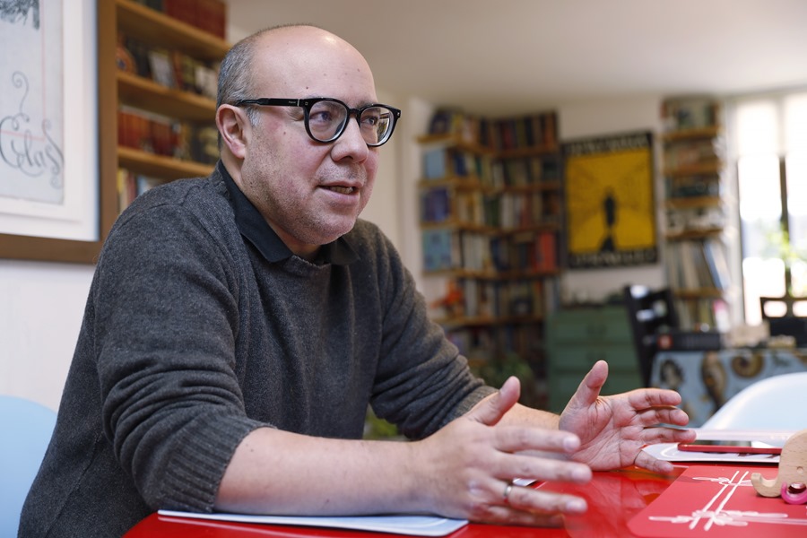 El escritor colombiano Ricardo Silva habla durante entrevista con EFE, el 15 de septiembre de 2023, en Bogotá (Colombia). EFE/Carlos Ortega