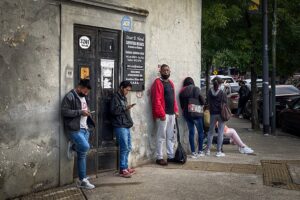 Personas esperan para buscar empleo en Buenos Aires, en una fotografía de archivo. EFE/Juan Ignacio Roncoroni