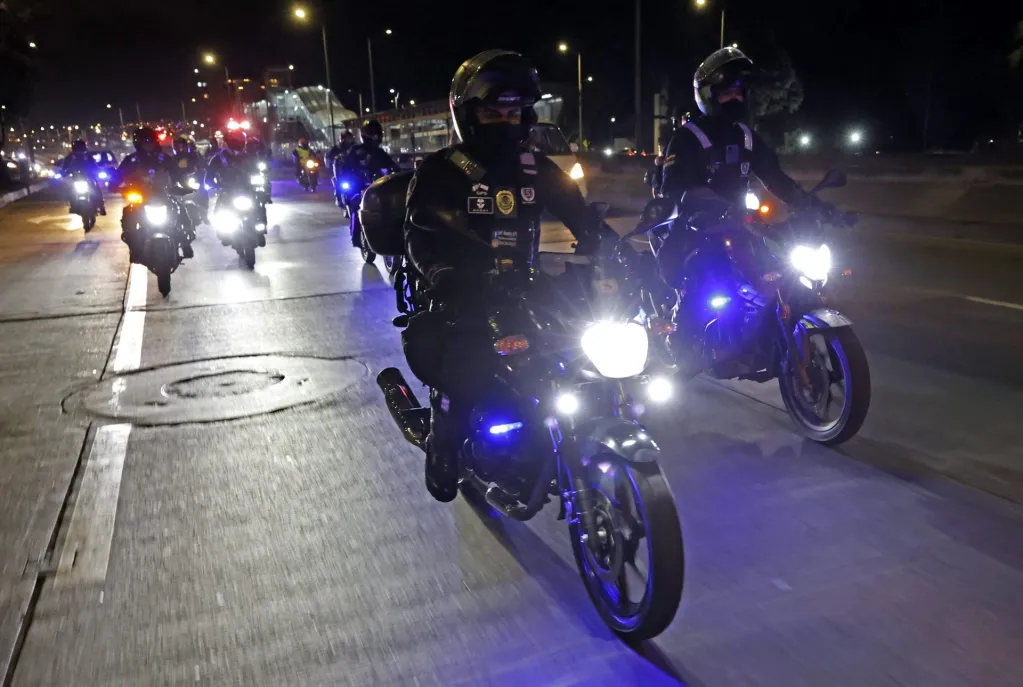 Un grupo de moteros colaboradores de las autoridades "ruedan" por las calles, en Bogotá (Colombia). EFE/Mauricio Dueñas Castañeda