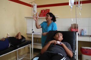 Pacientes con dengue reciben tratamiento, el 6 de septiembre de 2023 en el establecimiento de salud de Catacaos, departamento de Piura (Perú). EFE/Paolo Aguilar