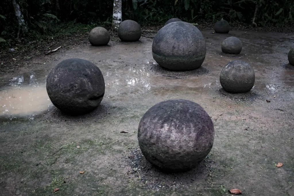 Fotografía de esferas de piedra en la localidad de Palmar Sur, en la provincia de Puntarenas (Costa Rica). EFE/Jeffrey Arguedas