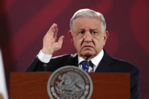 El presidente de México, Andrés Manuel López Obrador, habla durante una rueda de prensa hoy, en el Palacio Nacional, en la Ciudad de México (México). EFE/Sáshenka Gutiérrez