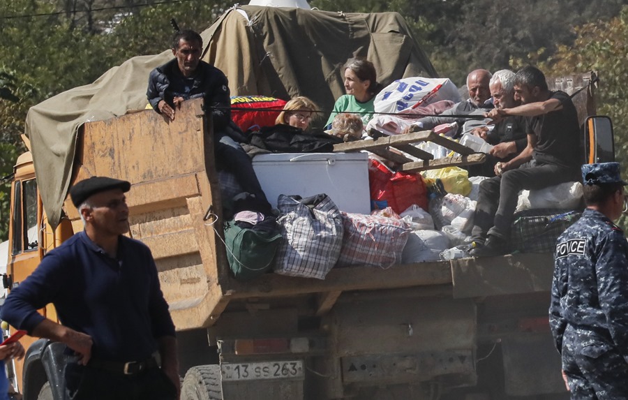 Una familia armenia desplazada de Nagorno Karabaj cruza la frontera con Azerbaiyán cerca de la aldea de Kornidzor, Armenia, este 29 de septiembre. EFE/EPA/Anatoly Maltsev