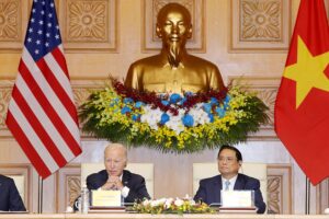 El presidente estadounidense Joe Biden (i) y el primer ministro vietnamita Pham Minh Chinh en una mesa redonda de negocios en la Oficina del Gobierno en Hanoi, Vietnam, este 11 de septiembre. EFE/EPA/Minh Hoang / Pool