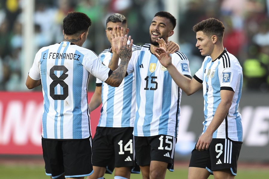 Jugadores de Argentina celebran al final de un partido de las Eliminatorias Sudamericanas para la Copa Mundial de Fútbol 2026. EFE/ Luis Gandarillas