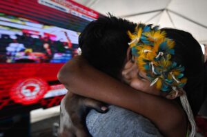 Indígenas fueron registrados al celebrar el voto favorable de parte del Supremo Tribunal Federal (STF) de Brasil. EFE/Andre Borges