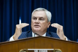 El congresista James Comer, presidente del Comité de Supervisión de la Cámara Baja de EE.UU., este 28 de septiembre de 2023, en el Capitolio, Washington. EFE/Jim Lo Scalzo