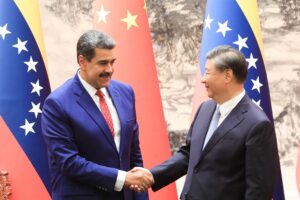 Fotografía cedida por Prensa Miraflores que muestra al presidente venezolano, Nicolás Maduro (i), durante con el presidente de China, Xi Jinping, durante su encuentro en Pekín. EFE/ Prensa Miraflores