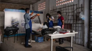 Integrantes del Proyecto Sirena arman alfombras y barreras tubulares que permiten "atraer" y "recoger" los restos de petróleo, el 16 de septiembre de 2023, en Maracaibo (Venezuela). EFE/Henry Chirinos