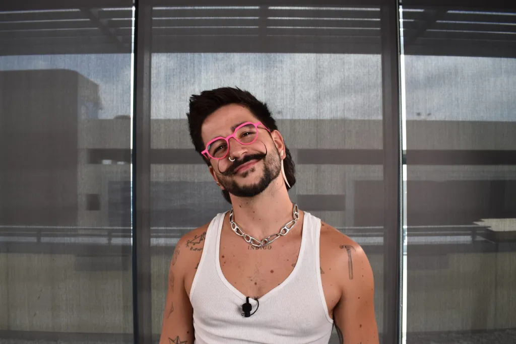 El cantante colombiano Camilo posa para una fotografía, el 14 de septiembre, durante una entrevista con EFE, en Los Ángeles (EE.UU.). EFE/Mónica Rubalcava