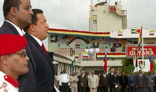 Hugo Chávez durante su visita a Georgetown en febrero de 2004