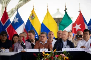 Desde la izquierda, los representantes del Ejército Nacional de Liberación (ELN) Aureliano Carbonell y Pablo Beltrán y por el Gobierno de Colombia Otty Patiño y Danilo Rueda, en una fotografía de archivo. EFE/Rayner Peña