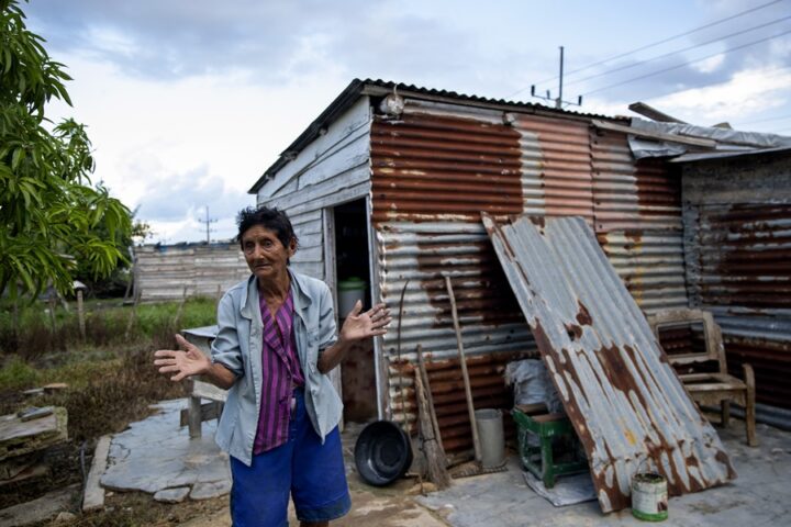 Gregoria Fernández, damnificada por el paso del huracán Ian, frente a su vivienda aún afectada, en la localidad La Coloma (provincia de Pinar del Río, Cuba). EFE/Yander Zamora