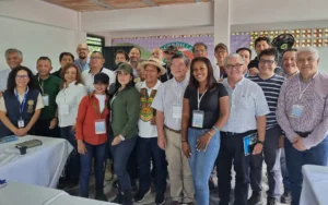 Fotografía cedida por la oficina de prensa del Alto Comisionado para la Paz de la reunión entre delegaciones de paz del Gobierno nacional y el EMC-FARC en Suárez, departamento del Cauca (Colombia). EFE/Alto Comisionado para la Paz