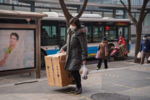 Un mujer realiza unas compras en Pekín en una imagen de archivo. EFE/EPA/Wu Hao