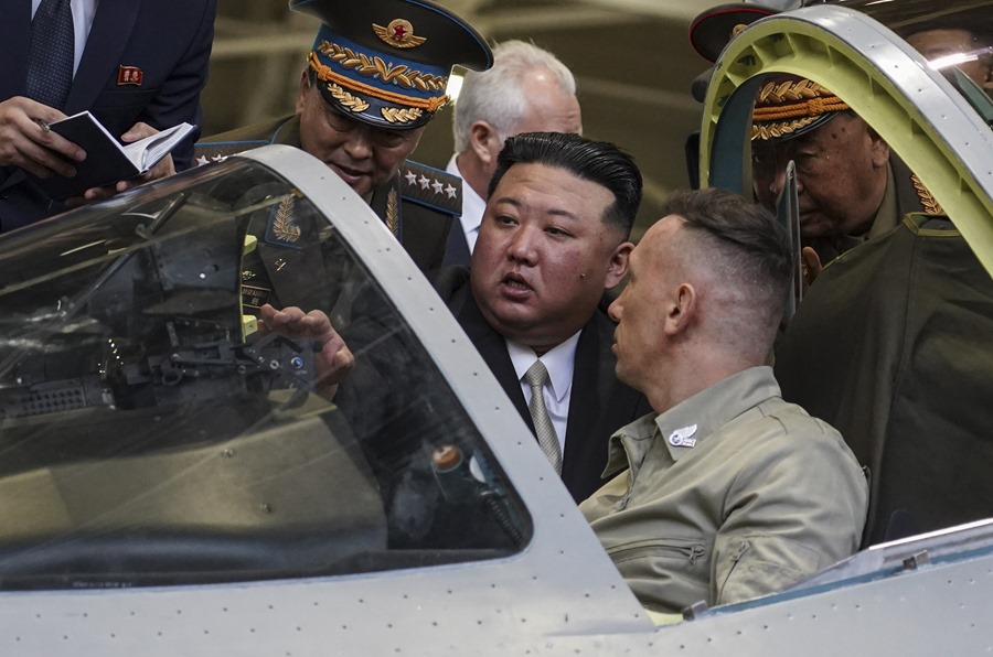Una fotografía proporcionada por el servicio de prensa del Gobierno de la región de Jabárovsk muestra al líder norcoreano Kim Jong Un (centro) visitando una planta de aviones rusa que fabrica aviones de combate en Komsomolsk-on-Amur, a unos 6.300 kilómetros al este de Moscú, Rusia. EFE/EPA/GOVERNMENT OF KHABAROVSK REGION